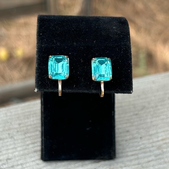 Vintage Jewelry - Blue emerald cut rhinestone (maybe!) on gold tone screw back earring